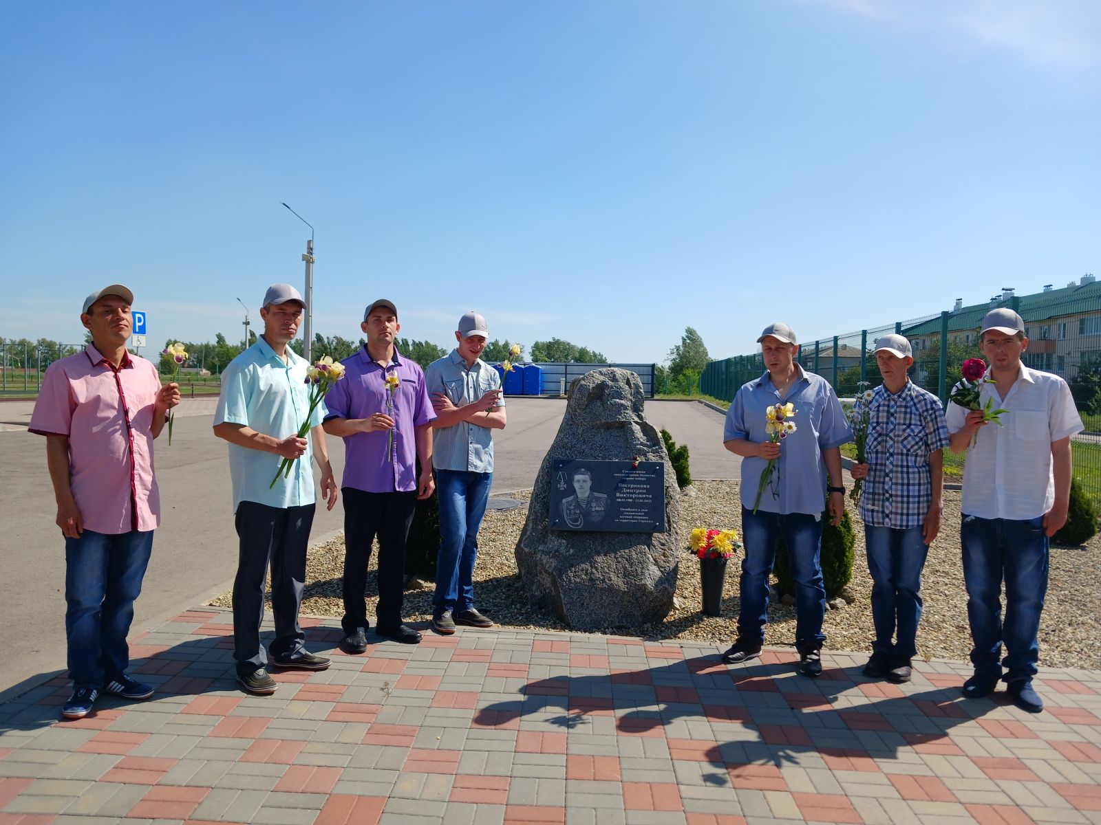 Описание: C:UsersадминDesktopдля сайтавозложение цветов погибшему в зоне СВО20250527_094013.jpg