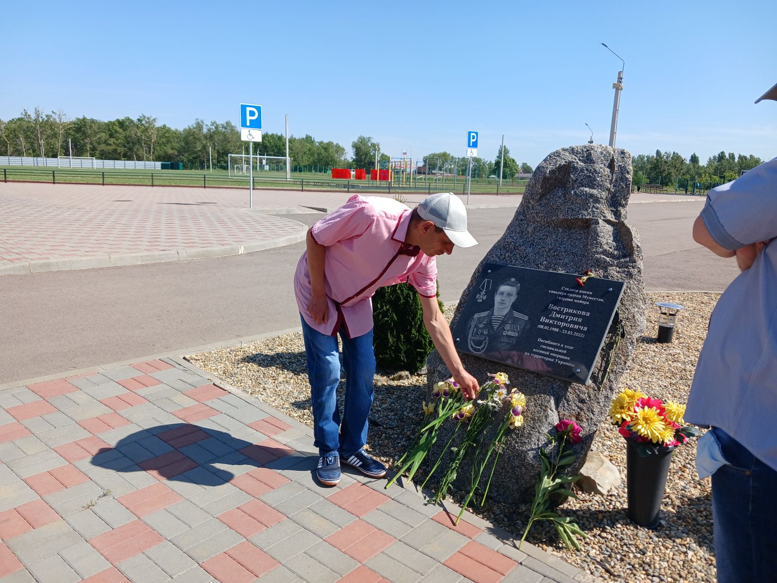 Описание: C:UsersадминDesktopдля сайтавозложение цветов погибшему в зоне СВО20250527_093946.jpg