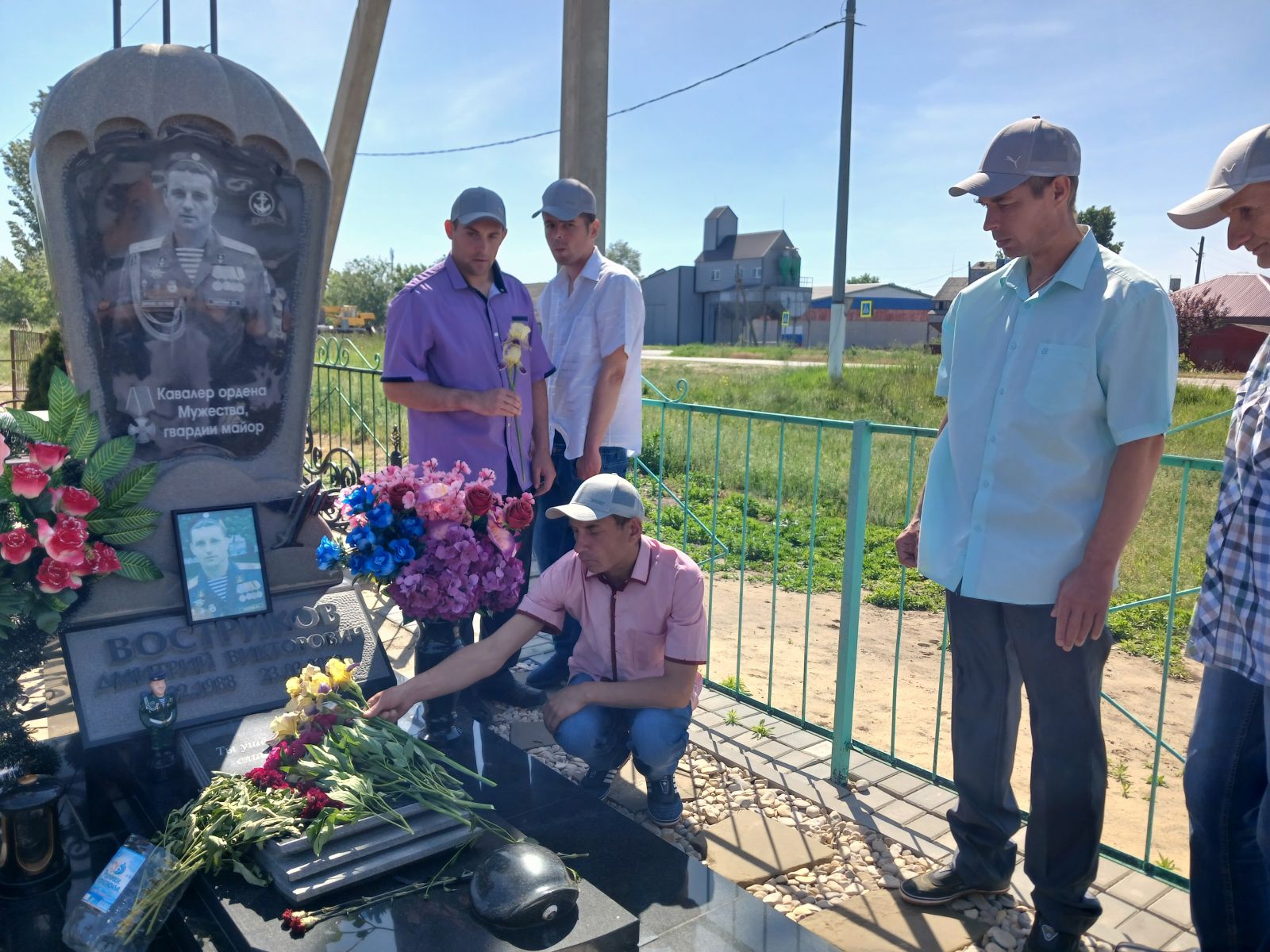 Описание: C:UsersадминDesktopдля сайтавозложение цветов погибшему в зоне СВО20250527_093121.jpg